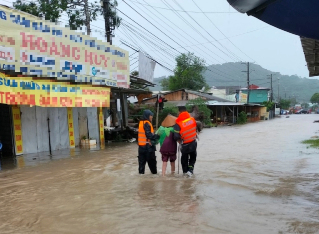 Mưa lớn kéo dài, nhiều khu vực ở đảo Phú Quốc ngập sâu- Ảnh 1.