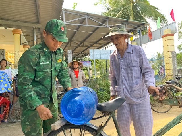 'ATM nước sạch biên cương' kịp thời giải khát cho dân nghèo- Ảnh 1.