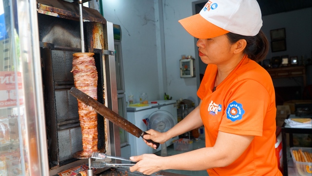 Trưởng phòng nghỉ việc về bán bánh mì, thu nhập thế nào mà cười cả ngày?- Ảnh 2.