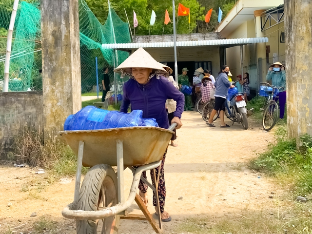 'ATM nước sạch biên cương' kịp thời giải khát cho dân nghèo- Ảnh 5.