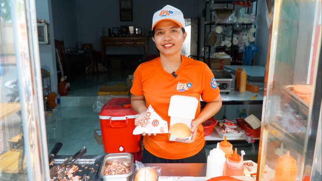 Trưởng phòng nghỉ việc về bán bánh mì, thu nhập thế nào mà cười cả ngày?- Ảnh 3.