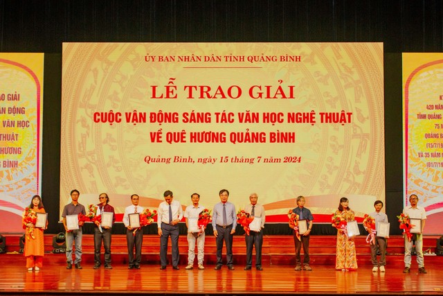 Trao giải thưởng văn học nghệ thuật kỷ niệm 420 năm hình thành tỉnh Quảng Bình- Ảnh 1.