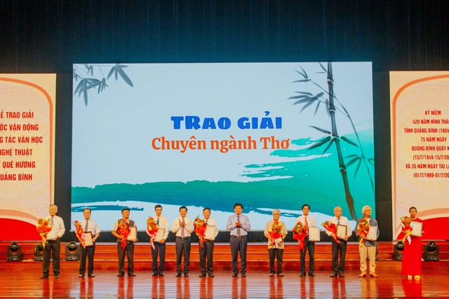 Trao giải thưởng văn học nghệ thuật kỷ niệm 420 năm hình thành tỉnh Quảng Bình- Ảnh 5.