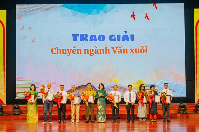 Trao giải thưởng văn học nghệ thuật kỷ niệm 420 năm hình thành tỉnh Quảng Bình- Ảnh 3.