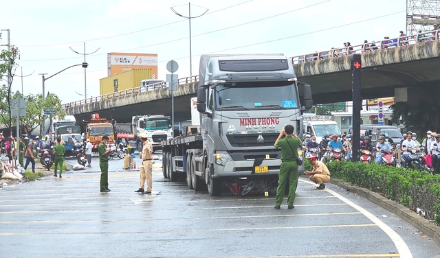 Xe đầu kéo cuốn xe máy vào gầm, người đàn ông tử vong- Ảnh 1.