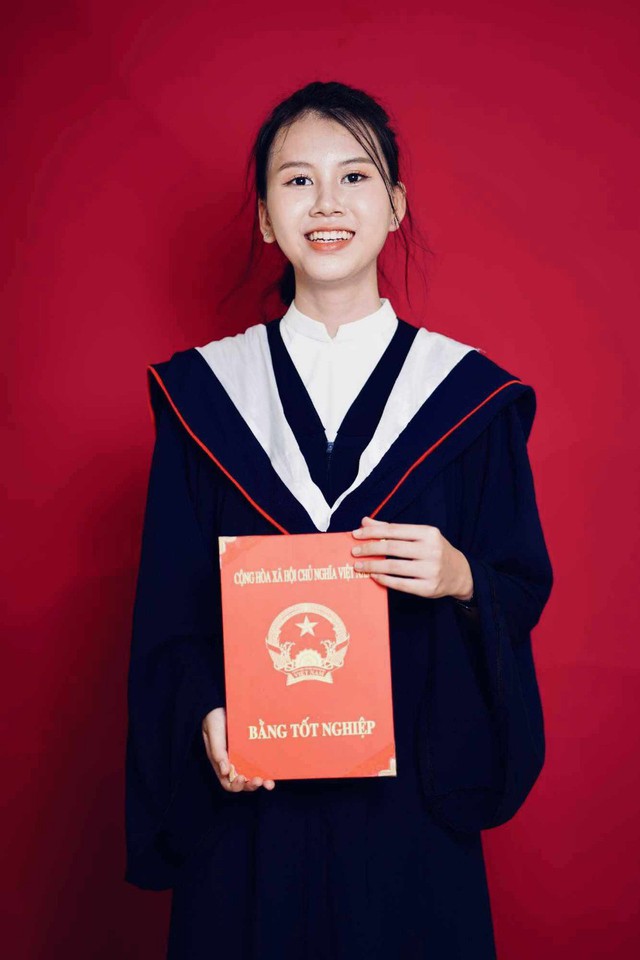 Nữ sinh Bình Phước bất ngờ khi đoạt 3 danh hiệu thủ khoa- Ảnh 1.