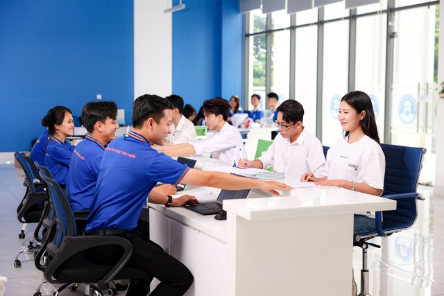 Trường ĐH Văn Hiến dành nhiều chính sách học phí, học bổng hỗ trợ cho thí sinh- Ảnh 1.