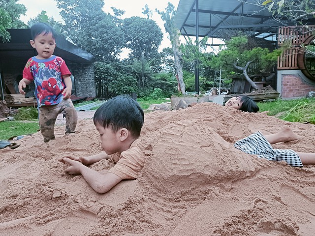 Về nhà ngoại, ông bà cháu 'thi đua' tiết kiệm điện- Ảnh 1.