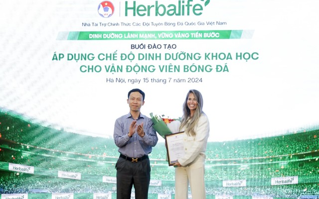 Chuyên gia dinh dưỡng của Herbalife mang kiến thức chuyên sâu tới bóng đá Việt - Ảnh 1.