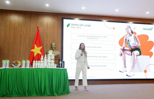 Chuyên gia dinh dưỡng của Herbalife mang kiến thức chuyên sâu tới bóng đá Việt - Ảnh 2.