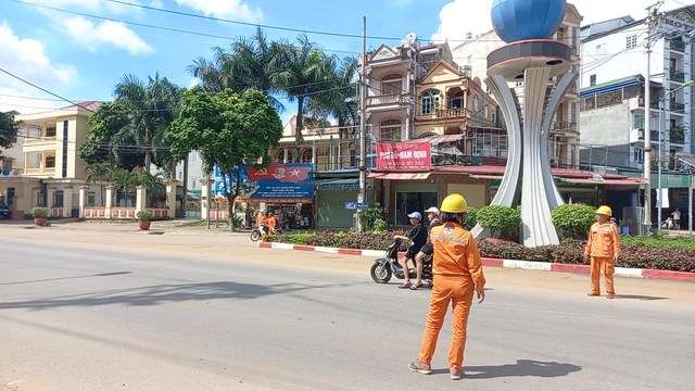 Ngoại tôi thương các cô chú 'áo cam' vất vả, ra sức tiết kiệm điện- Ảnh 1.