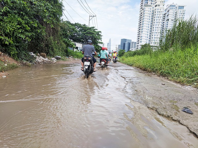 Đường nhiều ổ gà, ngập nước nguy hiểm- Ảnh 1.