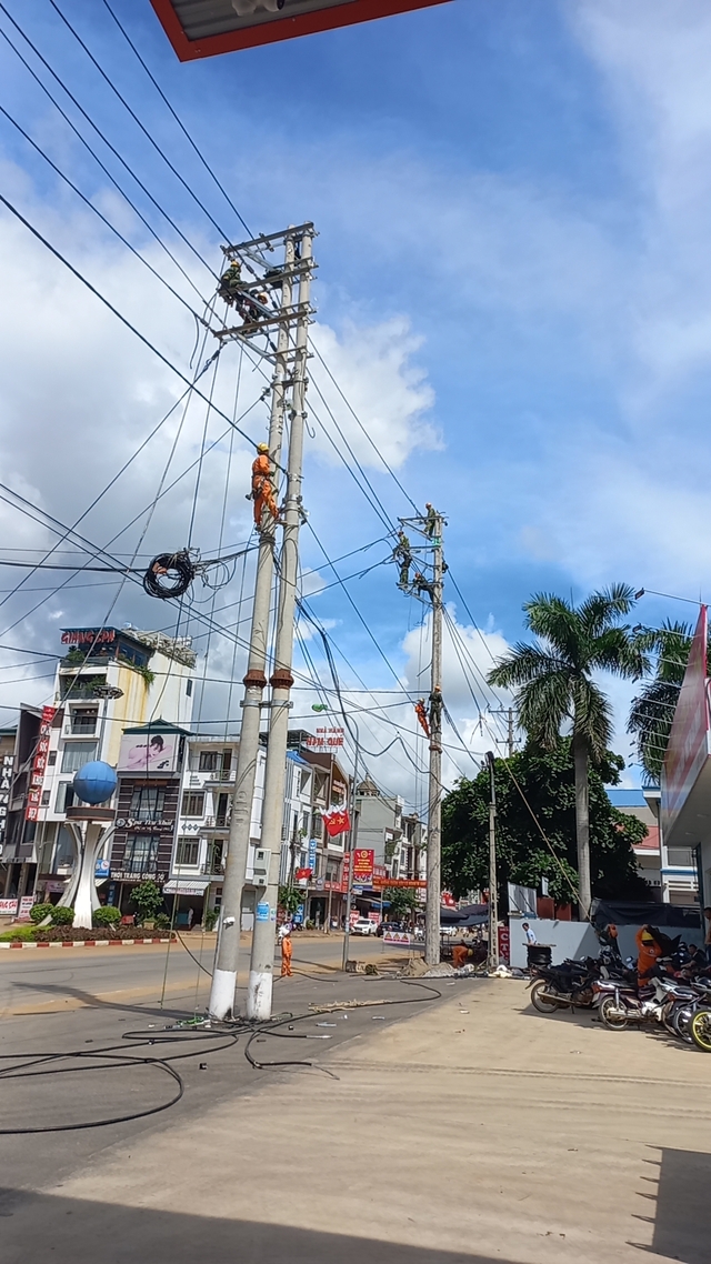 Ngoại tôi thương các cô chú 'áo cam' vất vả, ra sức tiết kiệm điện- Ảnh 2.