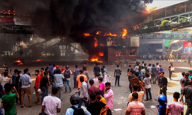 Bangladesh áp lệnh giới nghiêm, nhóm biểu tình xông vào nhà tù- Ảnh 1.