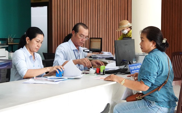 TP.HCM chuyển cán bộ cấp huyện, cấp xã thành công chức khi điều động, luân chuyển TP.HCM chuyển cán bộ cấp huyện, cấp xã thành công chức khi điều động, luân chuyển