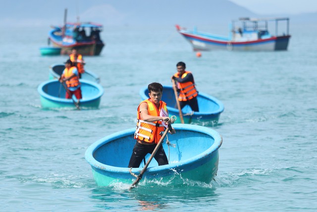 Sôi nổi giải đua thuyền thúng chào mừng lễ công bố du lịch cộng đồng Ninh Vân- Ảnh 1.