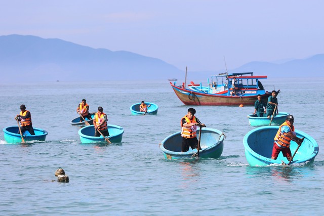 Sôi nổi giải đua thuyền thúng chào mừng lễ công bố du lịch cộng đồng Ninh Vân- Ảnh 2.