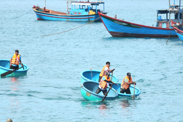 Sôi nổi giải đua thuyền thúng chào mừng lễ công bố du lịch cộng đồng Ninh Vân- Ảnh 3.