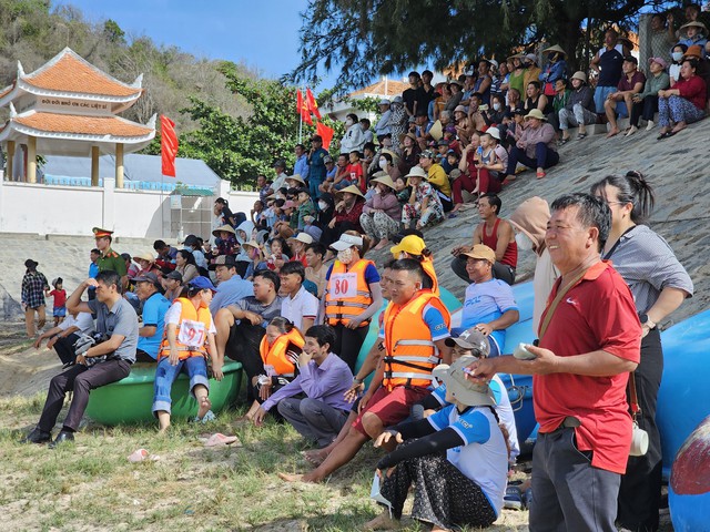 Sôi nổi giải đua thuyền thúng chào mừng lễ công bố du lịch cộng đồng Ninh Vân- Ảnh 8.