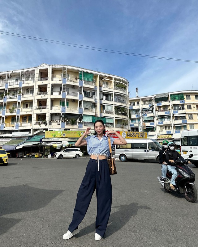 Sang thu nhẹ nhàng, lãng mạn khi diện áo sơ mi màu xanh dương- Ảnh 4.