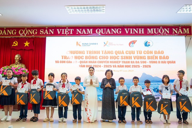 Trao học bổng cho học sinh, con em cán bộ, quân nhân làm việc ở Côn Đảo- Ảnh 2. Trao học bổng cho học sinh, con em cán bộ, quân nhân làm việc ở Côn Đảo- Ảnh 2.