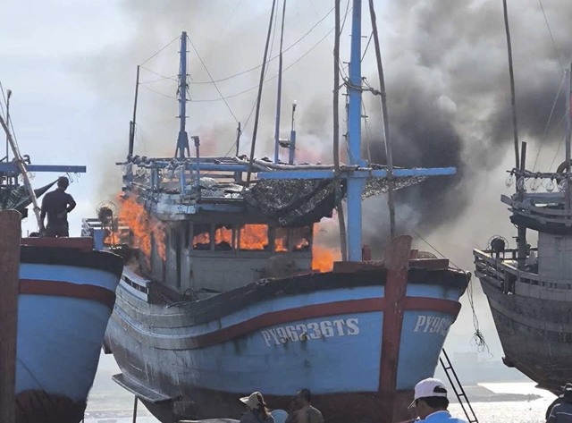 Cháy tàu cá, ngư dân thiệt hại hơn nửa tỉ đồng- Ảnh 1.