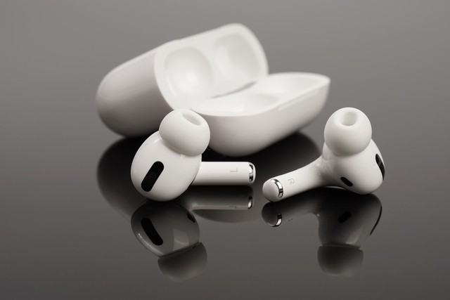 Tai nghe AirPods sẽ có camera hồng ngoại trên hộp sạc- Ảnh 1.