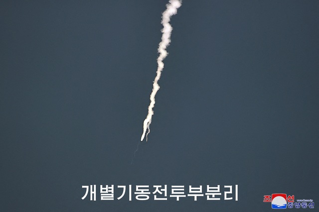 Triều Tiên xác nhận phóng tên lửa đạn đạo mang đầu đạn siêu lớn- Ảnh 1.