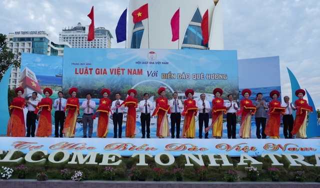 Tuần lễ trưng bày ảnh 'Luật gia Việt Nam với biển, đảo quê hương' - Ảnh 4.