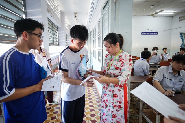 Chấm thi tốt nghiệp THPT: 'Giám khảo không được bực dọc với những bài làm không tốt'- Ảnh 2.