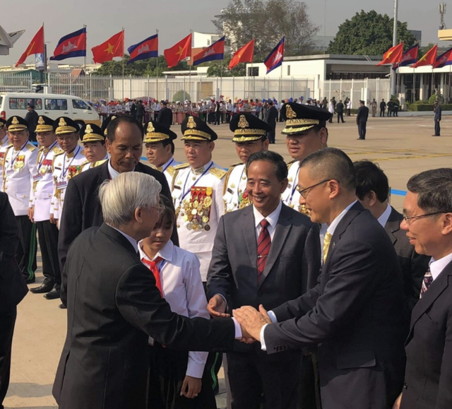 Tổng Bí thư xắn tay cùng khiêng bàn ghế và đôi giày mòn giữa mùa đông- Ảnh 4.