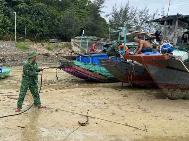 Hàng nghìn người ở các đảo đã trở về đất liền tránh bão số 2- Ảnh 2.