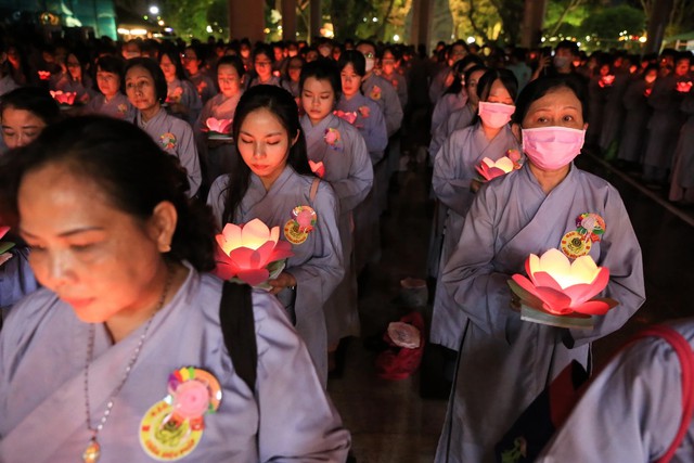 Lễ Vu lan rằm tháng 7: Ý nghĩa báo hiếu cha mẹ và chuyện bông hồng cài áo- Ảnh 2.