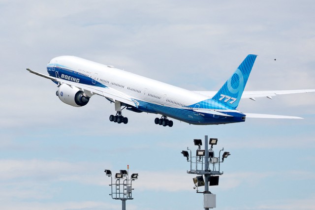 Boeing trưng dụng cả nhà xe nhân viên để chứa máy bay 'đắp chiếu'- Ảnh 1.