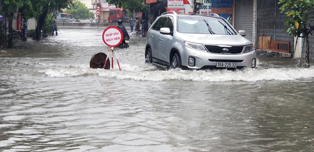 Hải Phòng: Mưa lớn làm ngập lụt nhiều tuyến phố- Ảnh 1.