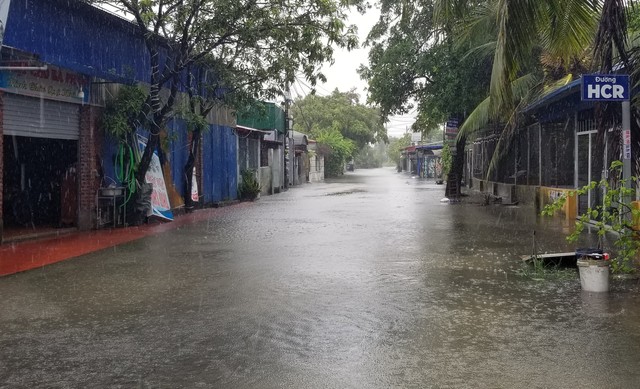 Hải Phòng: Mưa lớn làm ngập lụt nhiều tuyến phố- Ảnh 2.