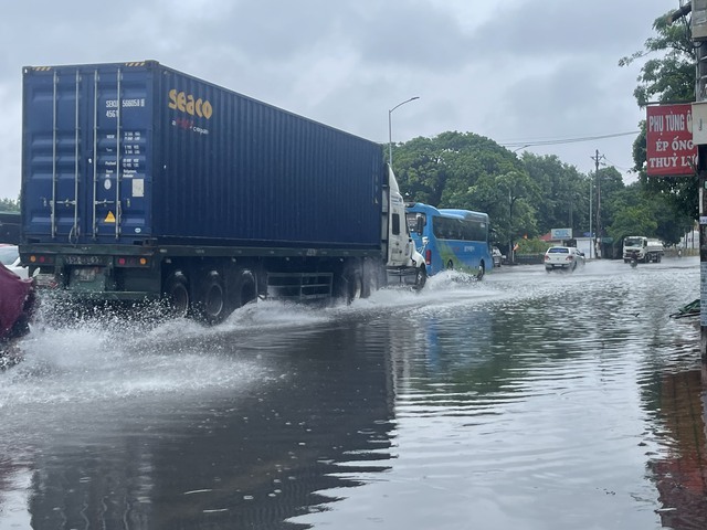 Hải Phòng: Mưa lớn làm ngập lụt nhiều tuyến phố- Ảnh 5.