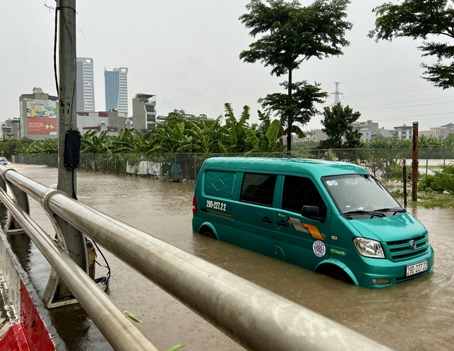 Hà Nội mưa cả ngày, nhiều tuyến phố ngập sâu- Ảnh 12.