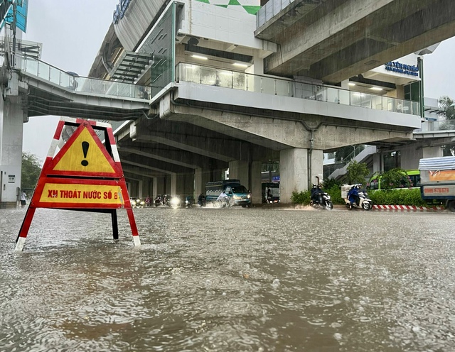 Hà Nội mưa cả ngày, nhiều tuyến phố ngập sâu- Ảnh 4.