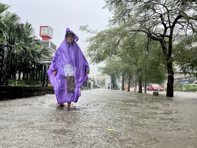 Hà Nội mưa cả ngày, nhiều tuyến phố ngập sâu- Ảnh 3.