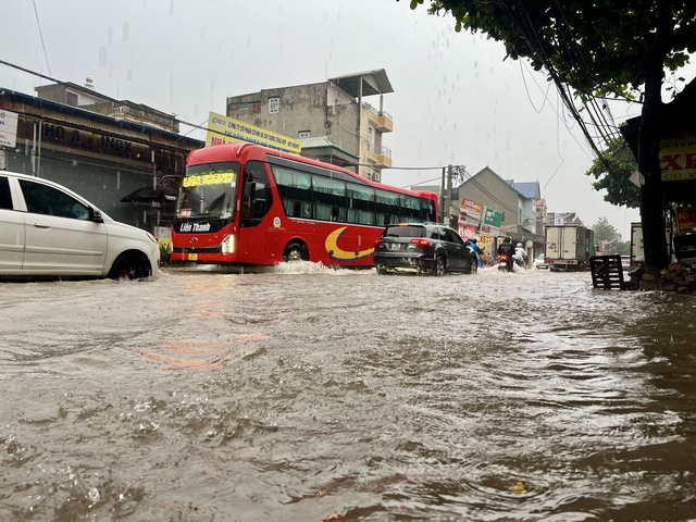 Hà Nội mưa cả ngày, nhiều tuyến phố ngập sâu- Ảnh 2.