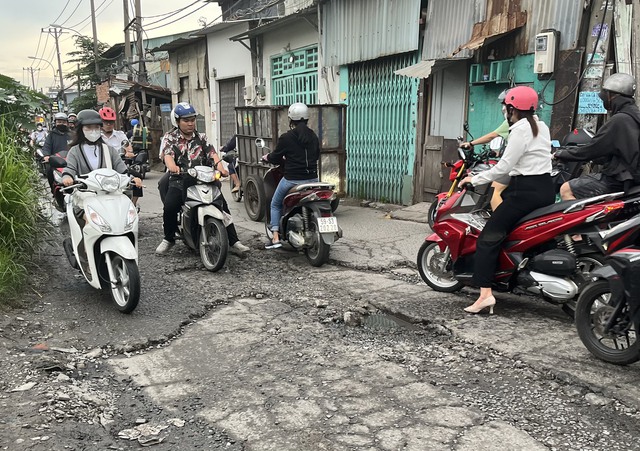 Đường ở TP.HCM nhiều năm xuống cấp, sinh viên vất vả đến trường- Ảnh 1.