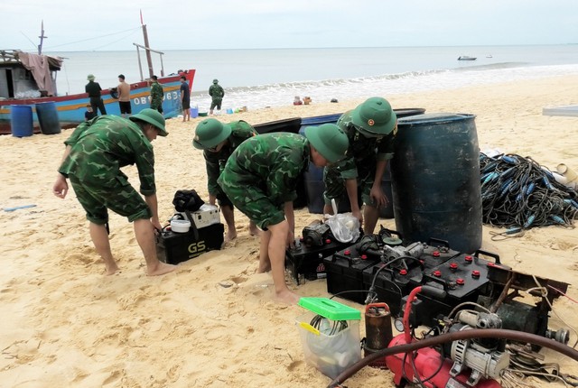 Cứu 3 tàu cá của ngư dân gặp nạn ở cửa biển Nhật Lệ giữa mưa giông- Ảnh 3.