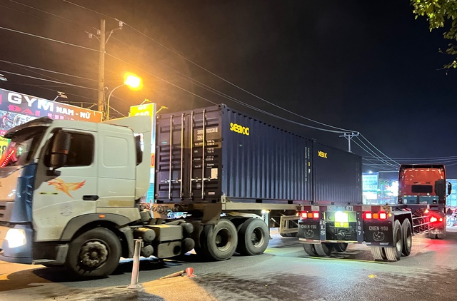 Khiếp vía cảnh xe máy song hành cùng xe container- Ảnh 4.