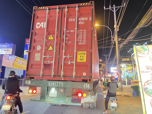 Khiếp vía cảnh xe máy song hành cùng xe container- Ảnh 5.