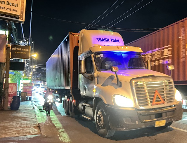 Khiếp vía cảnh xe máy song hành cùng xe container- Ảnh 8.