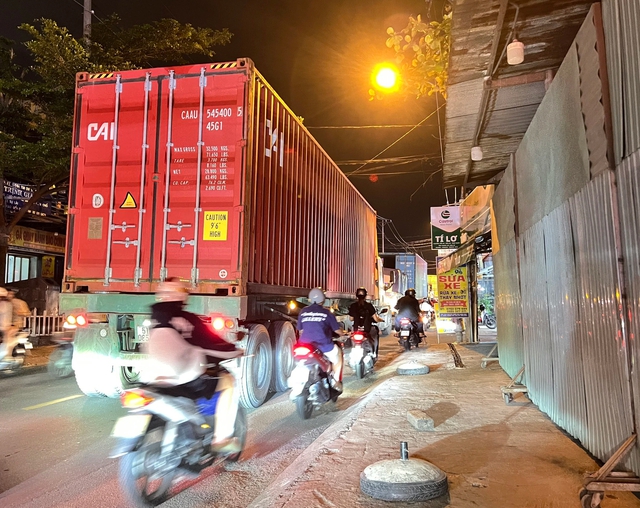 Khiếp vía cảnh xe máy song hành cùng xe container- Ảnh 2.