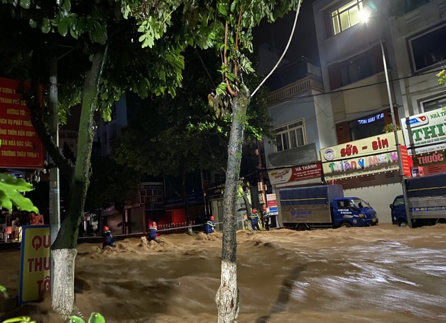 Mưa lớn xuyên đêm, nước lũ cuồn cuộn ập về, nhiều tuyến phố Sơn La ngập nặng- Ảnh 1.