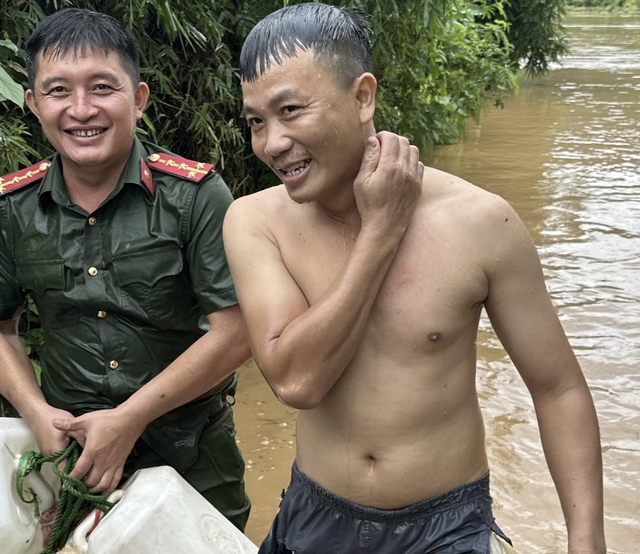 Người đàn ông bật khóc kể về việc được cứu giữa dòng nước lũ- Ảnh 5.