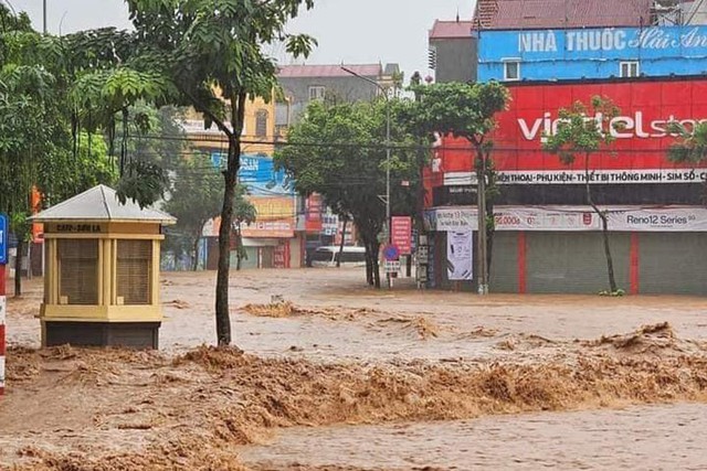 Mưa lớn xuyên đêm, nước lũ cuồn cuộn ập về, nhiều tuyến phố Sơn La ngập nặng- Ảnh 2.